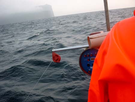 Færøerne 153 Sandoy fisker med pilkemaskine