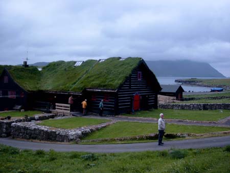 Færøerne 363 Streymoy Kirkjubøur Roykstovan