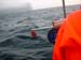 Færøerne 153 Sandoy fisker med pilkemaskine